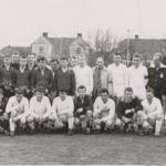 EPSV-Gmünd in den gestreifte Dressen. Die Aufnahme stammt von einem Freundschaftsspiel in der Tschechei.
vordere Reihe von li. nach re: Antoni Franz, Korbel Fritz, Ciboch Gerhard
hintere Reihev on li. nach re: Lenze, Leitner Ludwig, Sadilek Erich , ? , Meier Erich , Andrle Kurt , Koller Manfred, Rosenstingl Johann EPSV-17