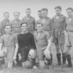 foto von sportplatzeröffnung 1946, atsv vorwärts gmünd, jugendmannschaft:
hinten: graf franz, löffelmann helmut, hledik günter, haller alfred, mikscha walter
mitte: binder heribert, kernstock othmar, winter franz (susi)
vorne: prinz viktor, mikscha franz, schleritzko ernst
(jeweils von li. nach re.) EPSV-2